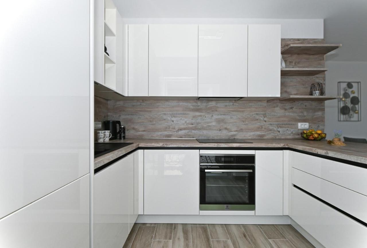 Luxury Apartment White Crystal Каштела Экстерьер фото