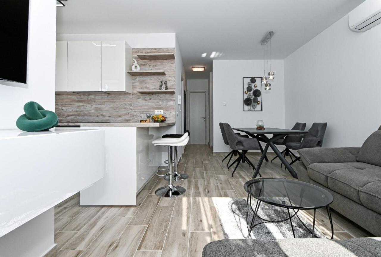 Luxury Apartment White Crystal Каштела Экстерьер фото