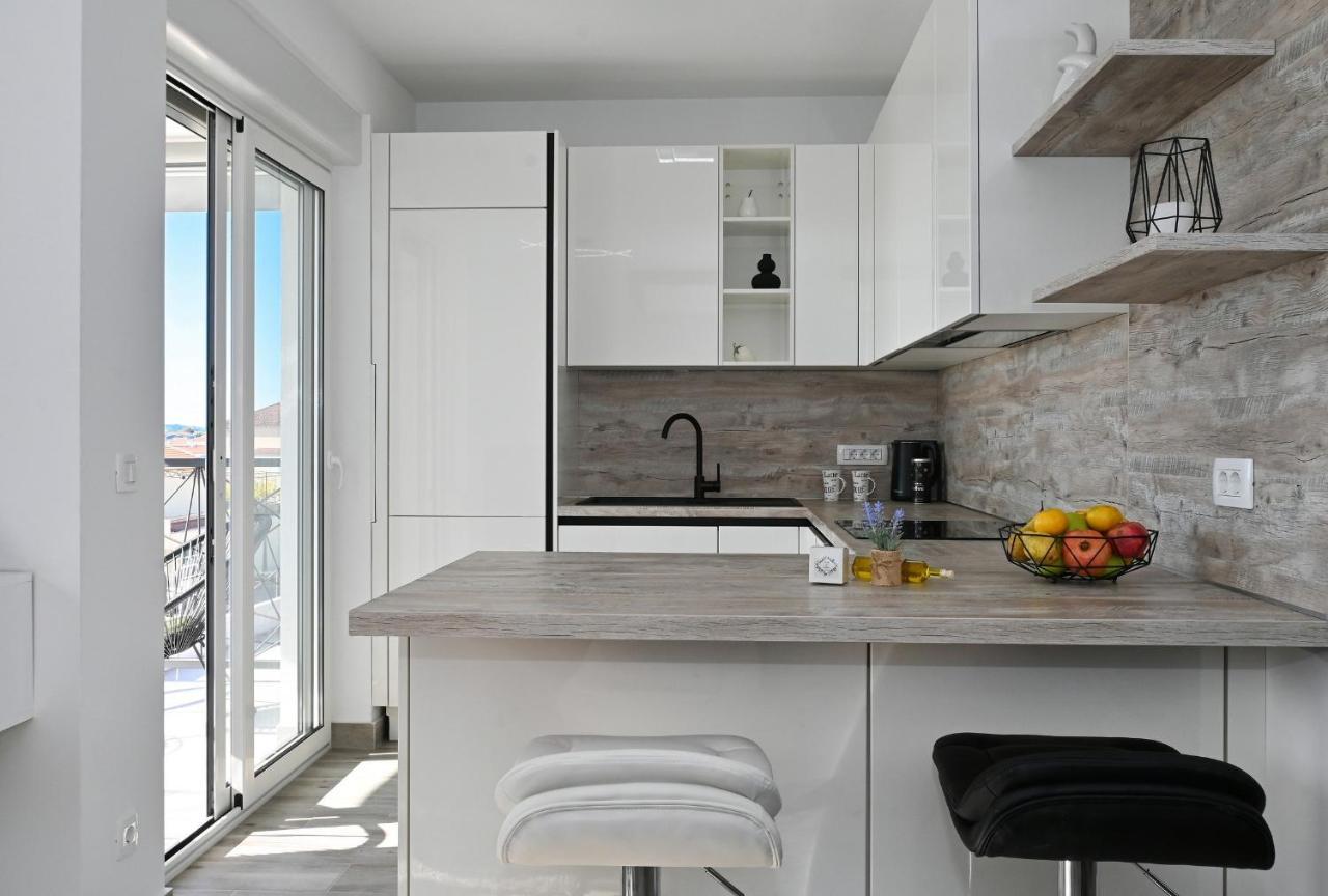 Luxury Apartment White Crystal Каштела Экстерьер фото